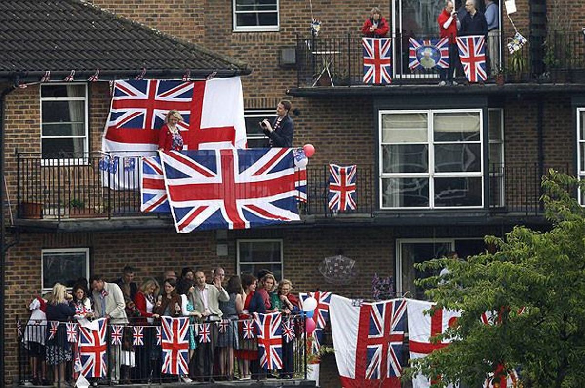 Britànics observant des dels seus balcons la desfilada dels vaixells al Tàmesi.