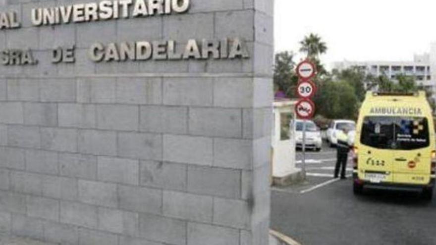 Una ambulancia accede al hospital de La Candelaria. | | E.D.