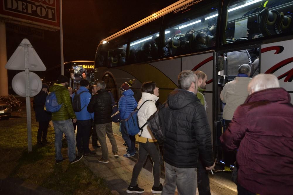 Los trabajadores de Alcoa de Asturias parten hacia Madrid a una manifestación contra el cierre de la fábrica