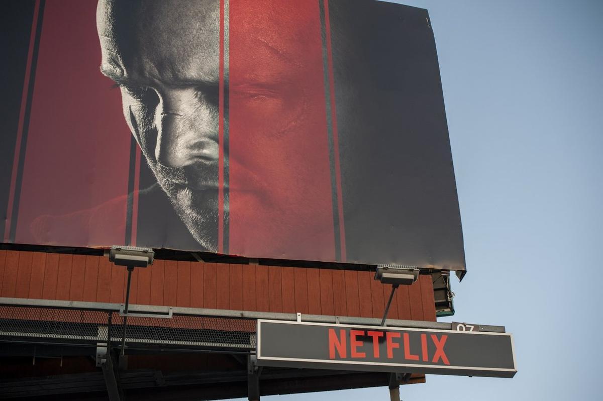 Los Angeles (United States), 18/10/2019.- A billboard promoting the Netflix production ’El Camino’ hangs above the Sunset Strip in Los Angeles, California, USA, 18 October 2019. On 17 October 2019 Netflix reported earnings of 1.47 US dollar per share, compared to analysts estimates of 1.05 US dollar per share. (Estados Unidos) EFE/EPA/CHRISTIAN MONTERROSA Los Angeles (United States), 18/10/2019.- A billboard promoting the Netflix production ’El Camino’ hangs above the Sunset Strip in Los Angeles, California, USA, 18 October 2019. On 17 October 2019 Netflix reported earnings of 1.47 US dollar per share, compared to analysts estimates of 1.05 US dollar per share. (Estados Unidos) EFE/EPA/CHRISTIAN MONTERROSA
