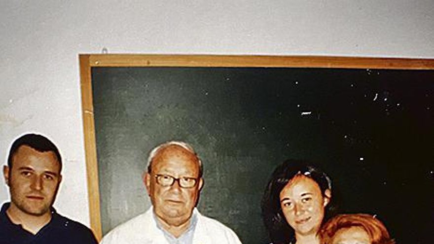 La familia al completo en el día de la jubilación del médico, con su hijo Armando, su hija Covadonga y su mujer, Josefina Fernández.