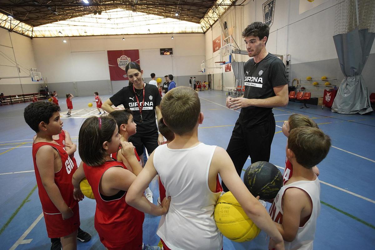 Pep Busquets, en una visita als nens i nenes de la base.