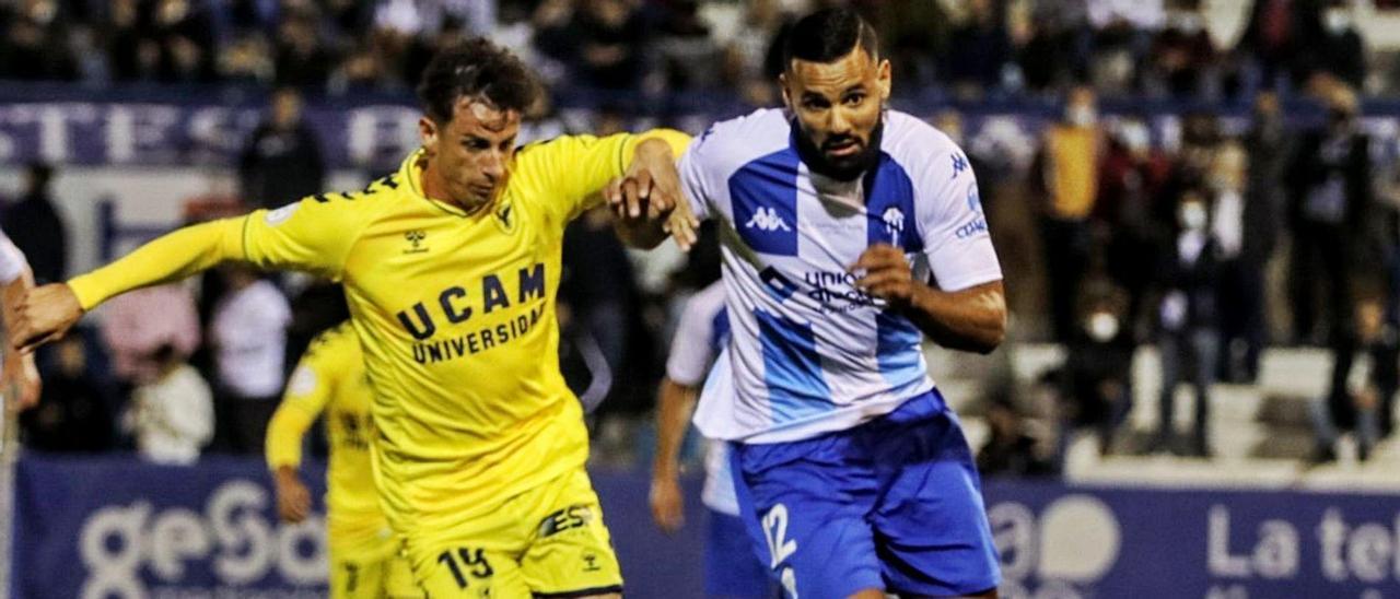 El alcoyanista Mourad, protagonista del partido con dos goles, avanza con el balón.