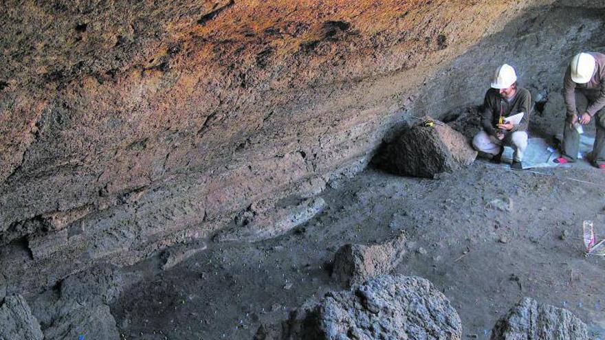Varios arqueólogos de la ULL trabajan en el interior del tubo volcánico que habitaban los guanches. |  |LP/DLP