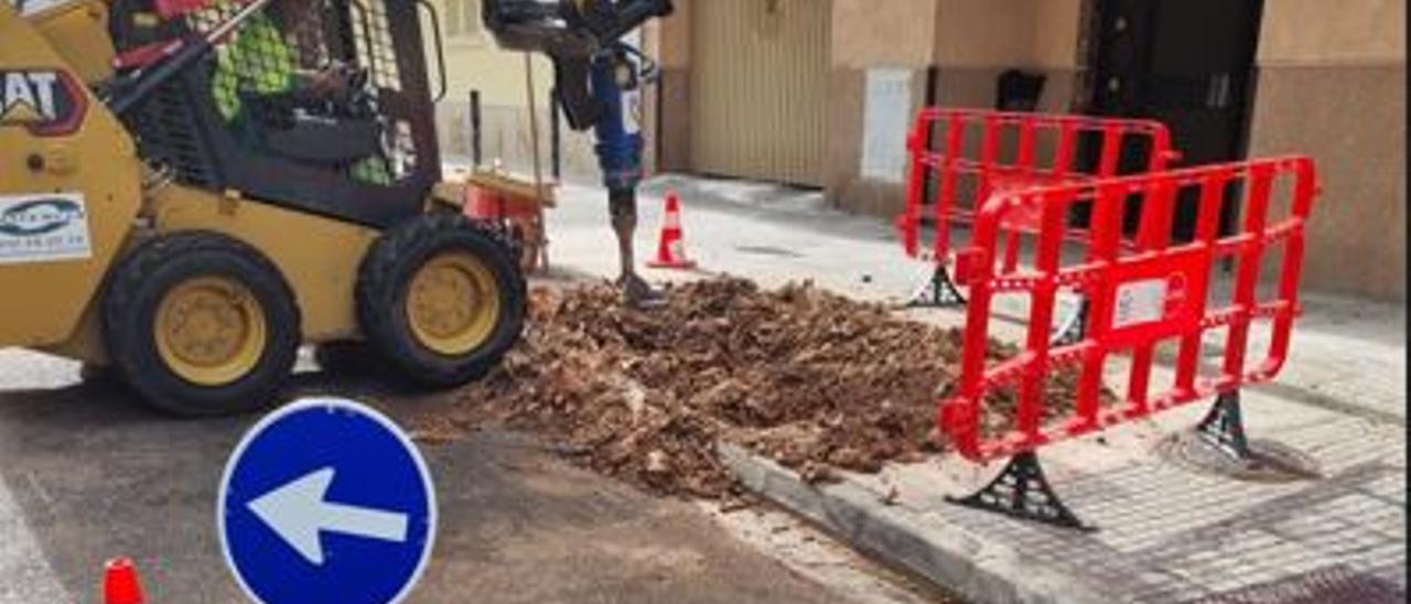 Obras que se ejecutan en la calle Francesc Frontera.