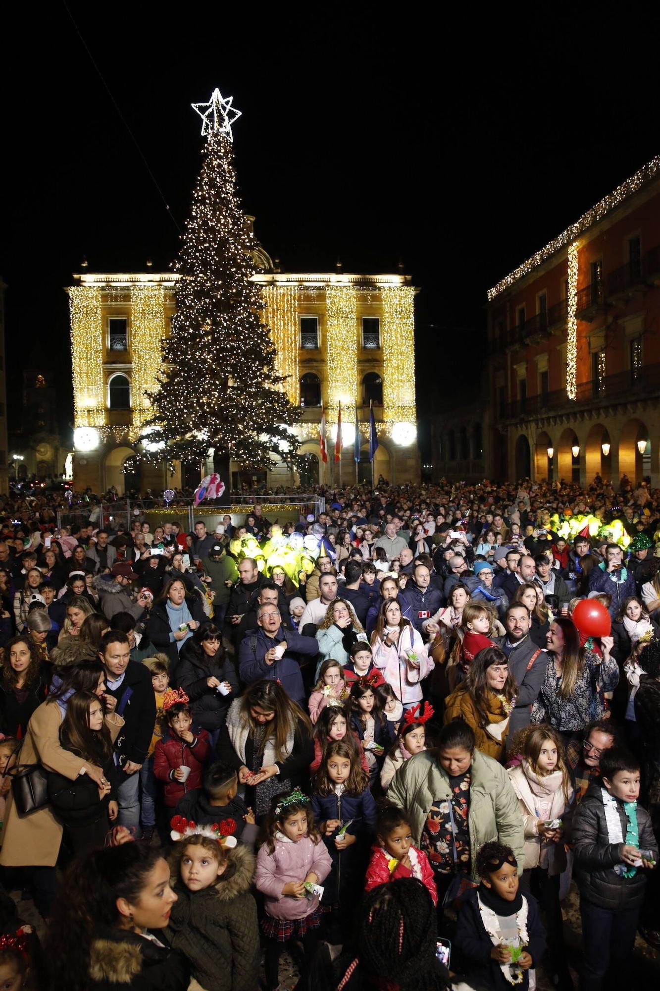 En imágenes: así han celebrado los más pequeños las 'Pequecampanadas' en la Plaza Mayor