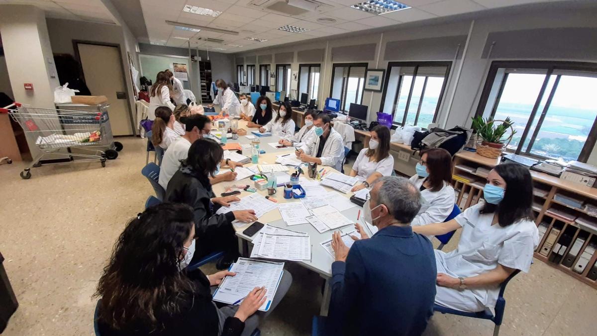 Los responsables de la UHD de Xàtiva en la reunión de primera hora en el Lluís Alcanyís.