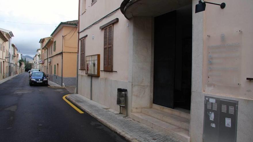 Imagen de la fachada principal de la escuela de música de Pollença.