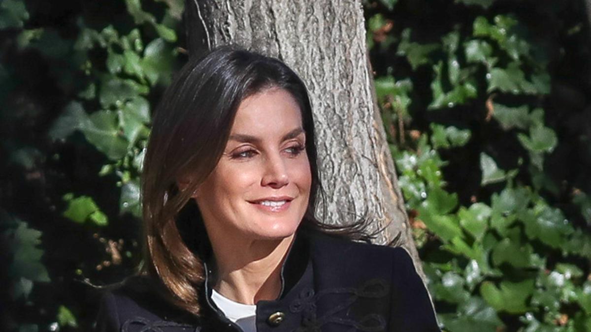 Letizia Ortiz repite la chaqueta militar de Zara (su precio en rebajas era  de 13 euros) - Woman