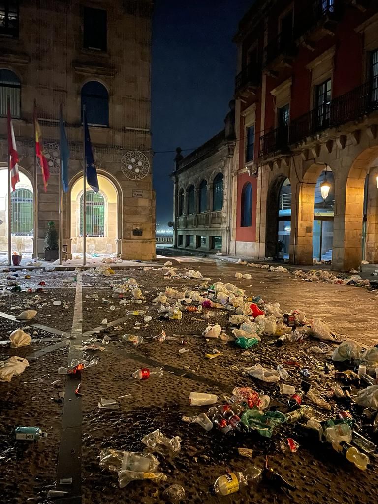Los residuos que deja la Nochevieja de Gijón, en imágenes