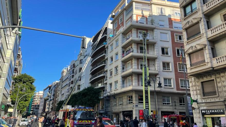 Un incendio en un ático obliga a cortar un carril de la calle Colón