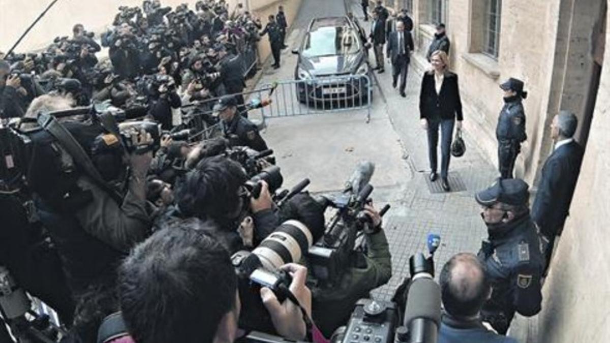 La infanta Cristina saluda a la prensa a su llegada a los juzgados de Palma.