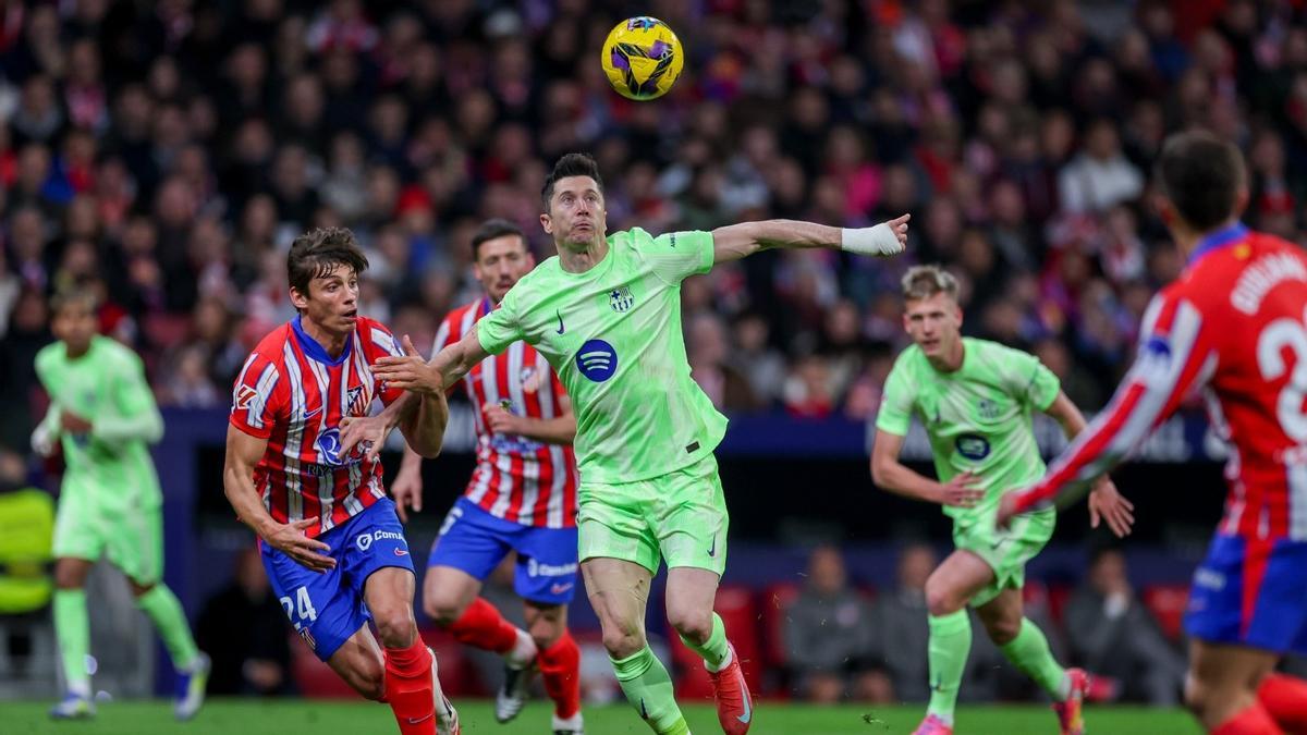 Lewandowski pugna por un balón con la zaga del Atlético de Madrid