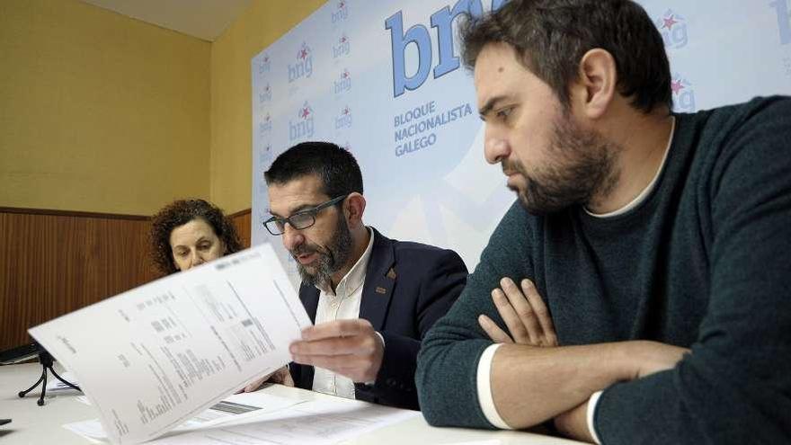 Buján, Vilariño y Carbón, ayer, en la sede del BNG para alertar de la problemática. // Bernabé/Javier Lalín