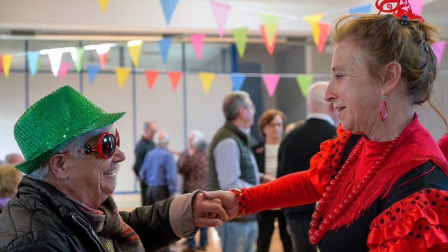 Mayores arrancan el Carnaval en Culleredo con baile y dulces