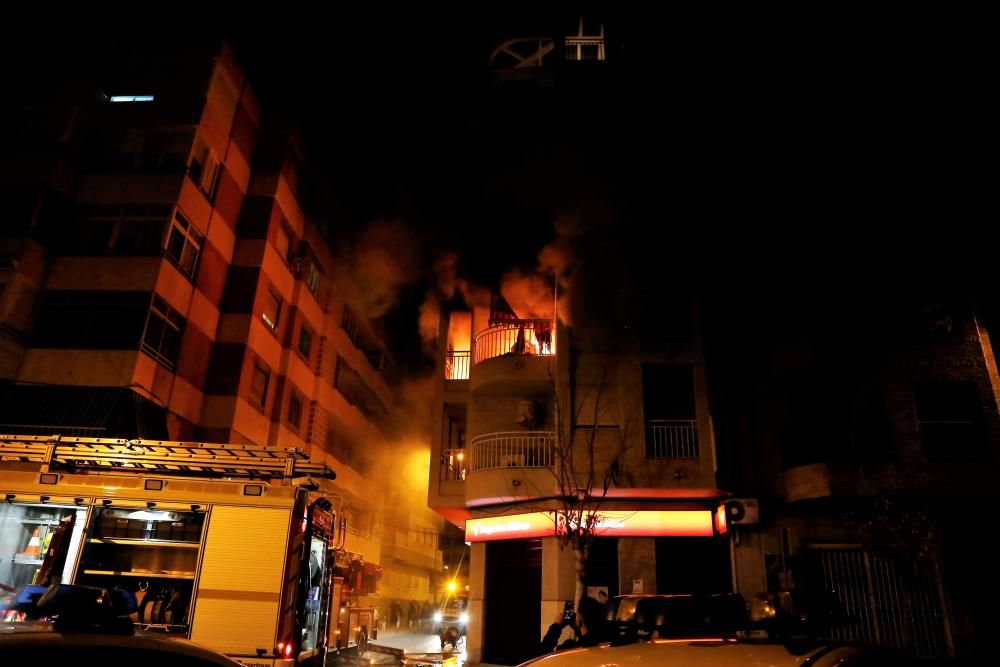 Bomberos de Torrevieja, Almoradí y Orihuela han intervenido para sofocar un incendio que ha obligado a desalojar el edificio de cinco plantas. Algunos vecinos han dejado el inmueble pasando por la azo