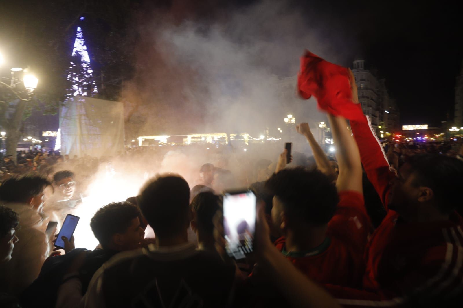 Cientos de marroquís celebran en la plaza del Ayuntamiento de València su pase a semifinales