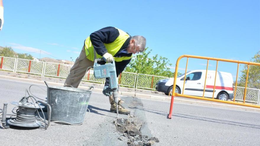 La brigada de Obras repara la calzada del puente del Centro Excursionista