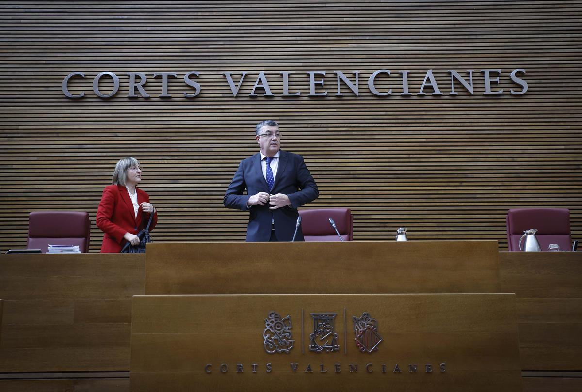 La castellonense Mª José salvador, vicepresidenta de Les Corts, con el presidente, Enric Morera, en el último pleno de la legislatura, esta semana