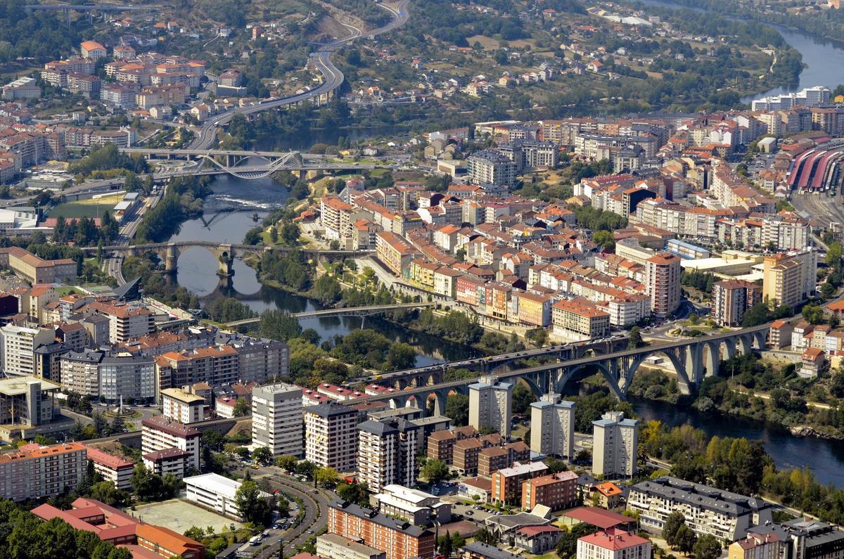 Vista desde el aire del Miño y los puentes de Ourense.
