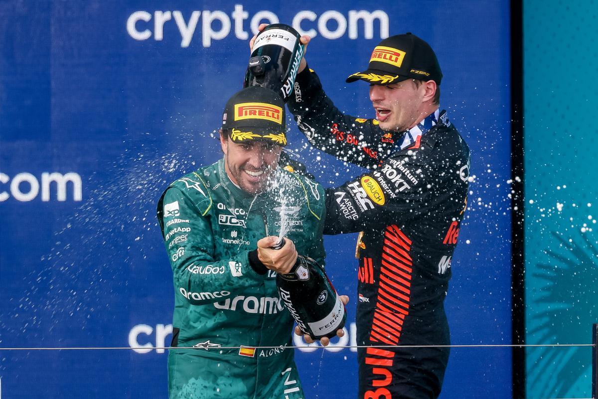 Miami Gardens (United States), 07/05/2023.- First place finisher Dutch Formula One driver Max Verstappen (R) of Red Bull Racing reacts with third place finisher Spanish Formula One driver Fernando Alonso (L) of Aston Martin after the Formula 1 Miami Grand Prix at the Miami International Autodrome circuit in Miami Gardens, Florida, USA, 07 May 2023. (Fórmula Uno, Estados Unidos, Roma) EFE/EPA/CRISTOBAL HERRERA-ULASHKEVICH