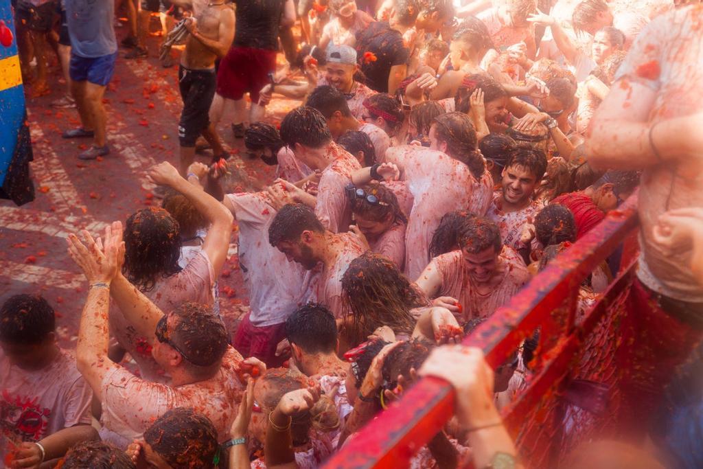 Las fiestas de la Tomatina atraen a miles de personas cada año hasta Buñol