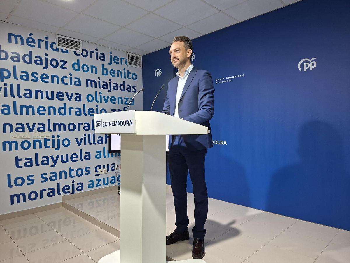 El portavoz del PP de Extremadura, Luis Miguel Núñez, en rueda de prensa
