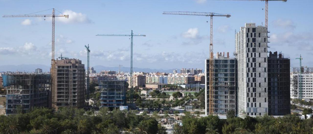 Perspectiva de varios edificios en construcción en el entorno del Hospital La Fe.