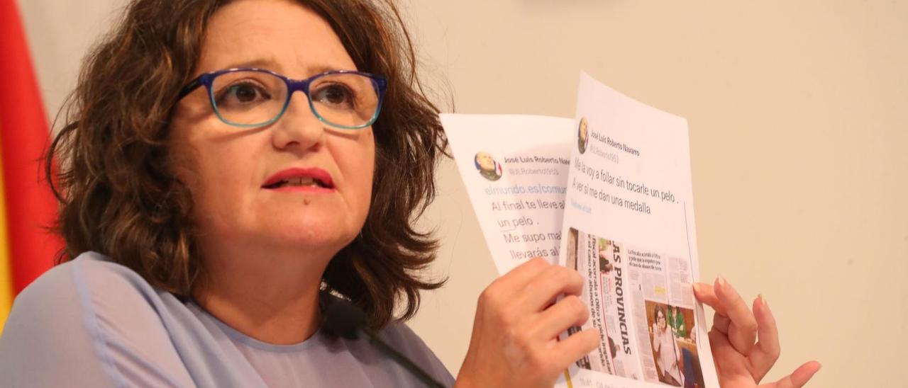 Mónica Oltra muestra los tuits que le ha «dedicado» el líder de la extrema derecha de España 2000 y uno de los denunciantes del caso. | FRANCISCO CALABUIG