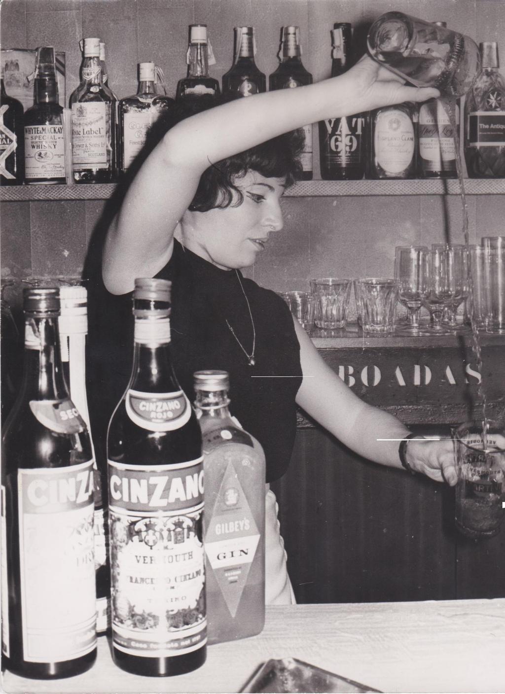 Miguel Boadas pasó las riendas de la coctelería a su hija María Dolors.