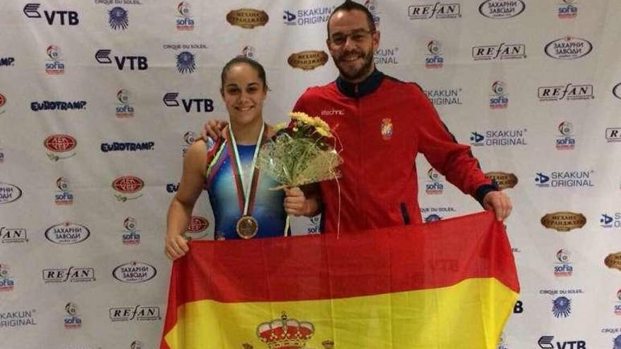Melania Rodríguez con la medalla. // Real Federación Española de Gimnasia