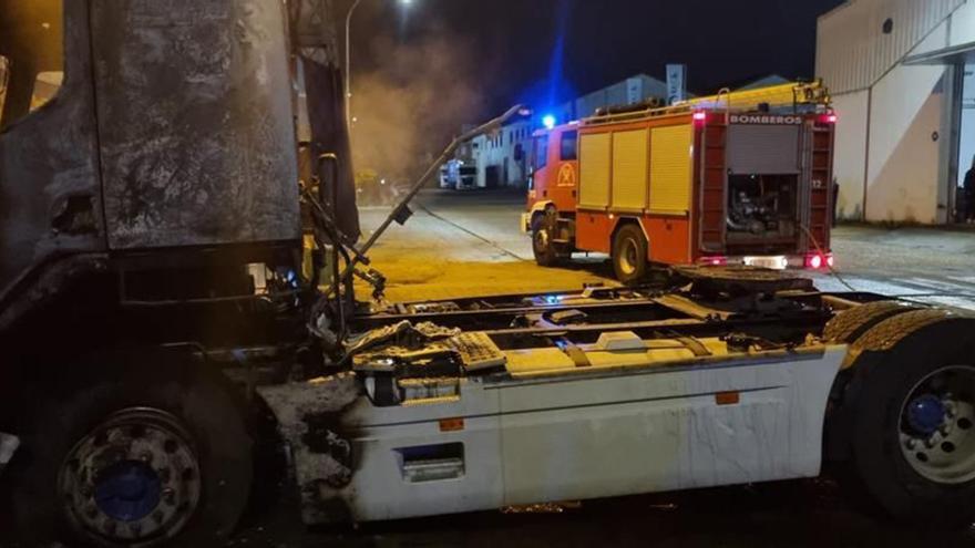 La venganza por una deuda impagada, el posible móvil de la quema de un camión en Benavente