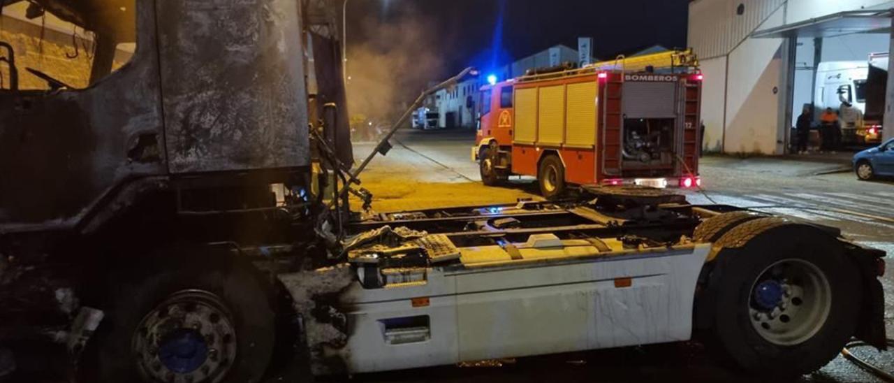 Escenario del incendio provocado en una cabeza tractora que estaba estacionada en la Cañada Real Berciana la madrugada del pasado 27 de enero.