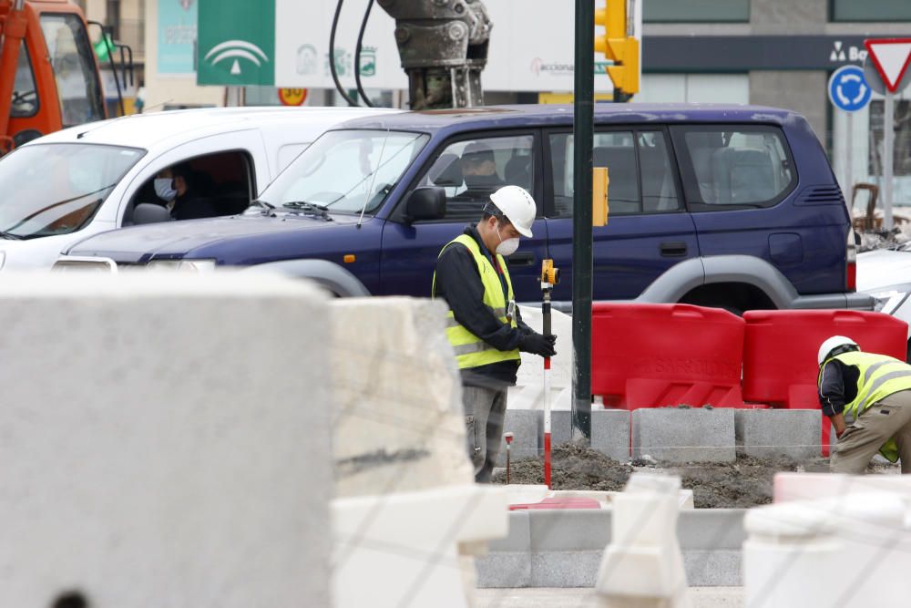 sectores como el de la construcción retomaban la actividad después de la Semana Santa en una jornada que comenzaba con el reparto de mascarillas en distintos puntos de Málaga capital.