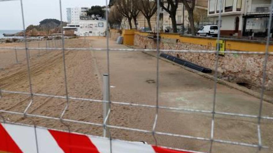 Imatge d&#039;ahir de les tanques de l&#039;obra a la platja.