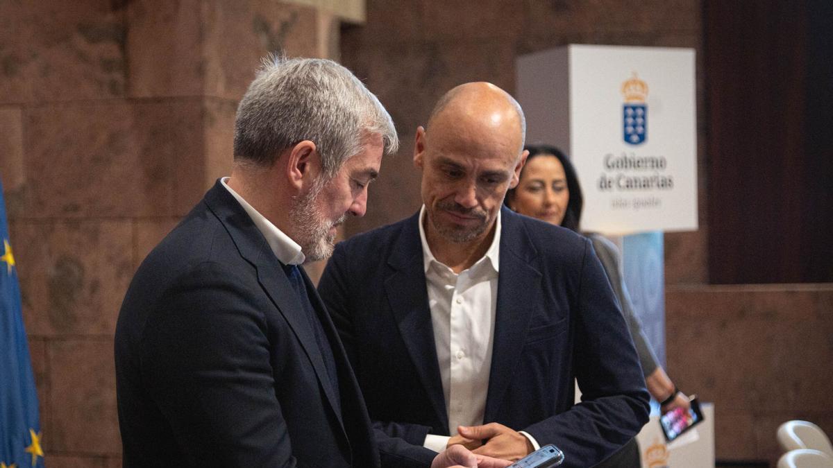 El presidente de Canarias, Fernando Clavijo y Alfonso Cabello, el viceconsejero y portavoz del Gobierno de Canarias