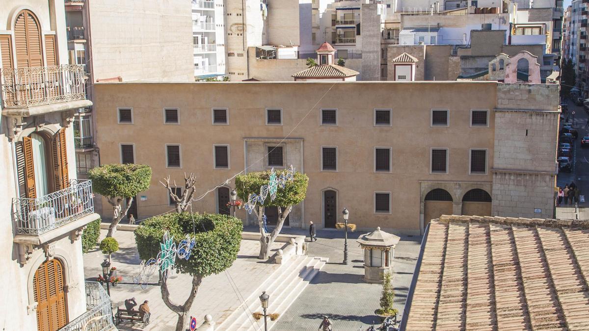 Fachada principal del convento de las Clarisas visto desde La Calahorra