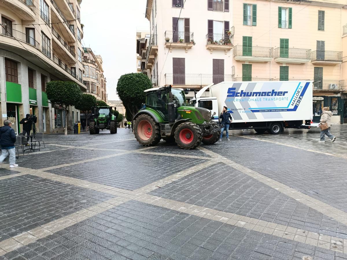 Los dos tractores se dirigen al Ayuntamiento por el carrer Major de Inca.