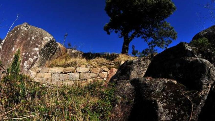 Restos de la muralla que se encuentran en las inmediaciones del mirador de Lobeira, Vilanova.  // I. Abella