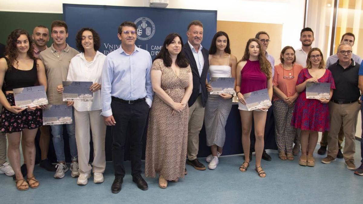 Los estudiantes premiados, junto a Jorge Rodríguez, Esther Alba, José Pla y varios docentes. | PERALES IBORA