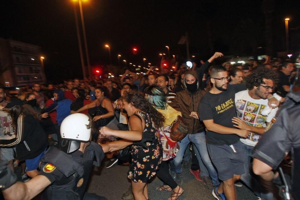 Los manifestantes protestan contra el AVE