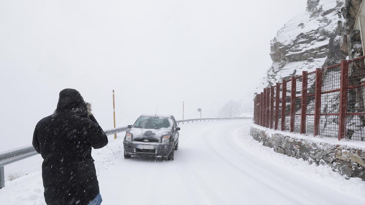 Temporal de nieve en el puerto de San Isisdro