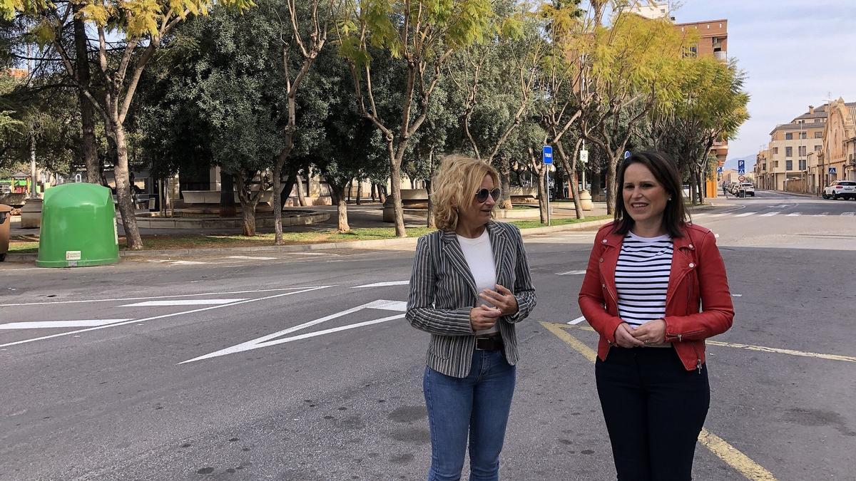 La alcaldesa de Almassora y la concejala de Territorio, en una visita a la reordenada plaza Santa Isabel.