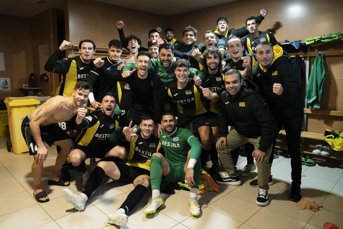Los futbolistas del Roda celebran el triunfo frente al Silla en la Ciudad Deportiva Pamesa.