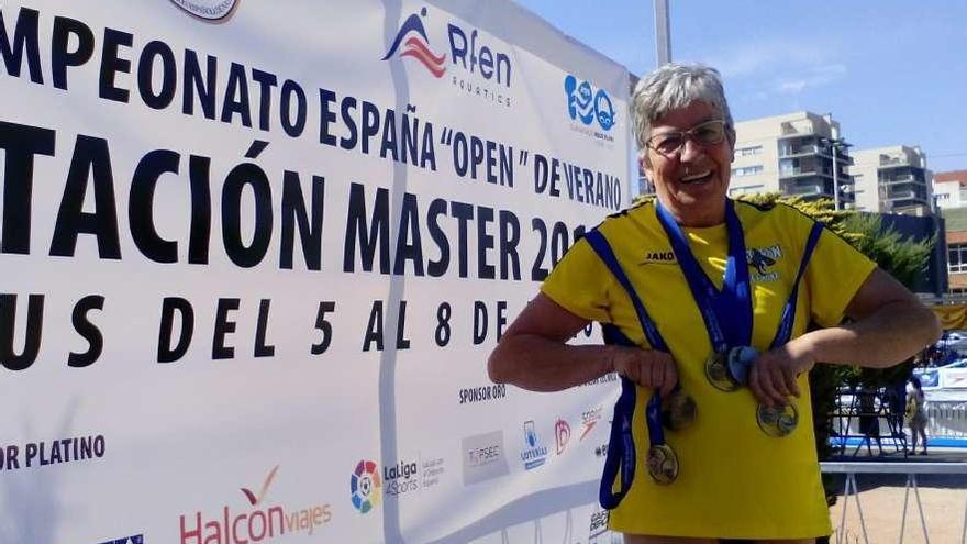 Marina Bueno posa con sus medallas conseguidas