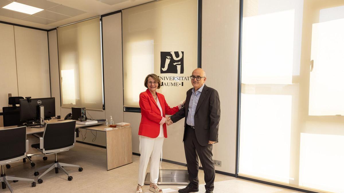Eva Alcón y Jesús Lancis oficializan el traspaso del rectorado.