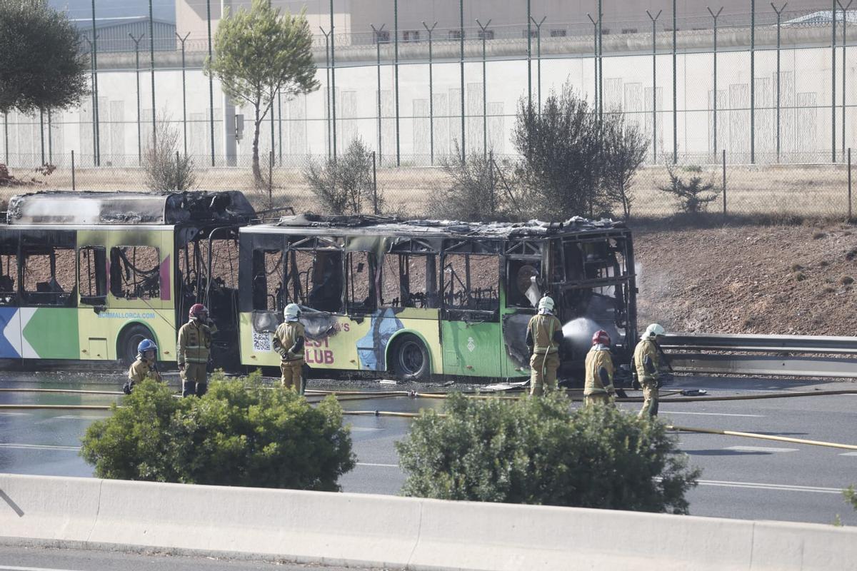 Incendio de un autobús de la EMT en la Vía de Cintura de Palma
