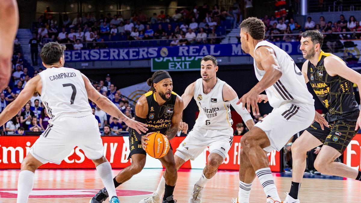 Patty Mills trata de hacerse paso ante Capmazzo, Abalde y Tavares.
