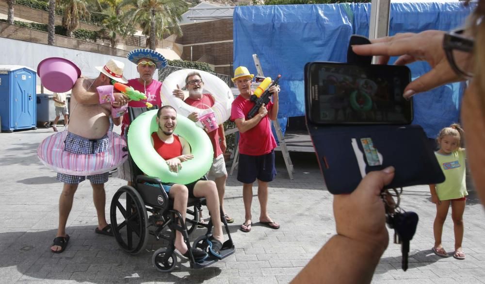 Un centenar de personas participan en la poalà, que se celebra en la plaza del Puente, en el Casco Antiguo de Alicante