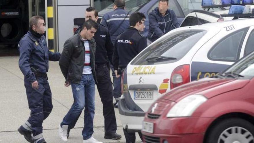 El arrestado, ayer, durante su traslado al coche policial. / fran martínez